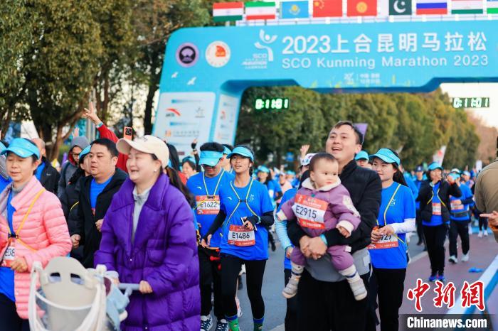 2023上合昆明马拉松岁末开跑：约1.5万名选手在滇