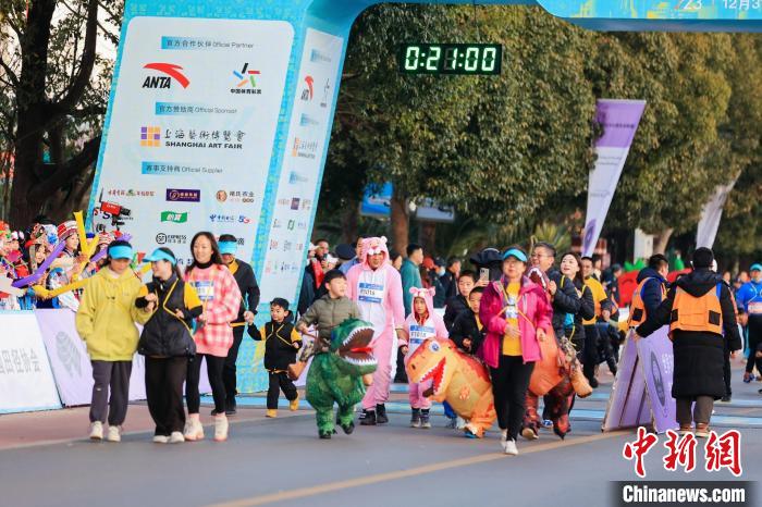 2023上合昆明马拉松岁末开跑：约1.5万名选手在滇