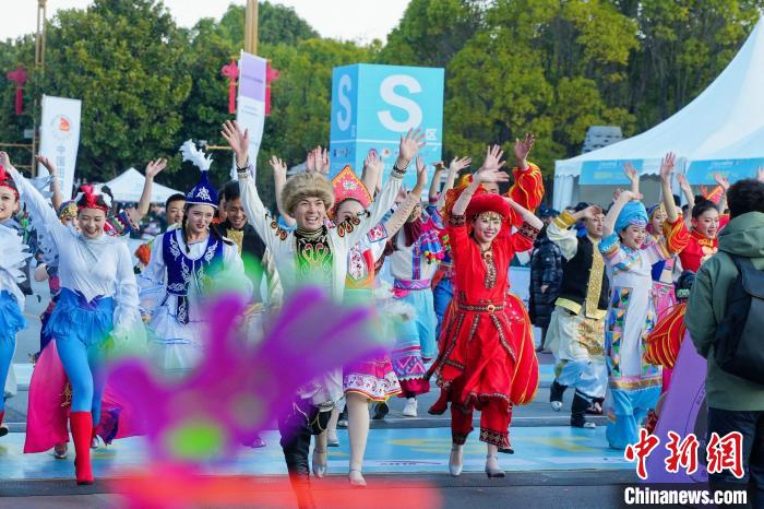 2023上合昆明马拉松岁末开跑：约1.5万名选手在滇