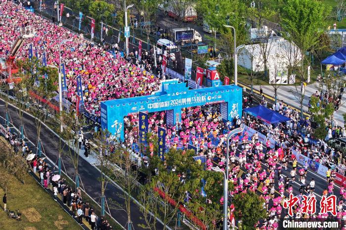 2024荆州马拉松开跑中外选手穿越千年古城并角逐