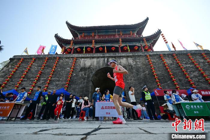 2024荆州马拉松开跑中外选手穿越千年古城并角逐