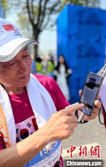 2024荆州马拉松开跑中外选手穿越千年古城并角逐