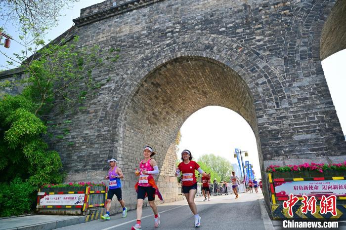 2024荆州马拉松开跑中外选手穿越千年古城并角逐