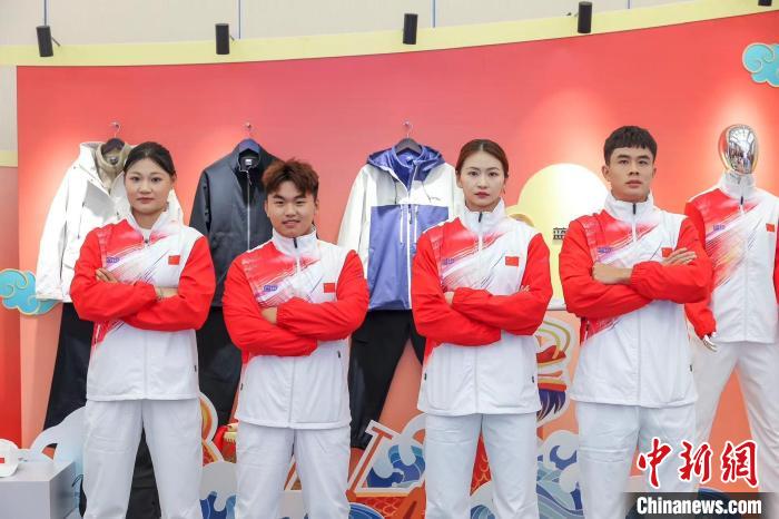 国家龙舟队新战袍亮相国际赛场:龙抬头纹样与