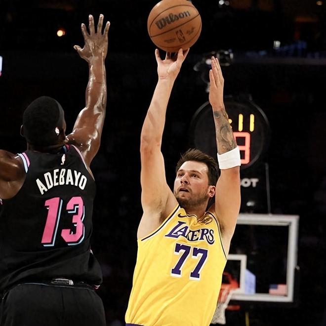 东契奇单场60分创历史纪录 湖人背靠背擒热火