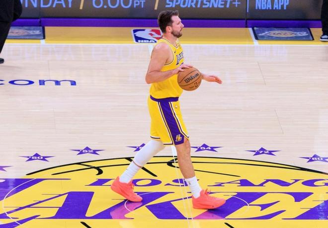 东契奇单场60分创历史纪录 湖人背靠背擒热火