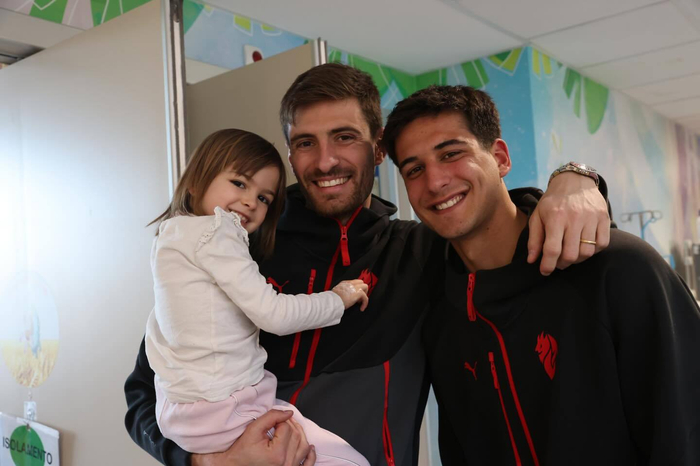 AC米兰球迷爱心行动：探访医院病房为患儿送上温