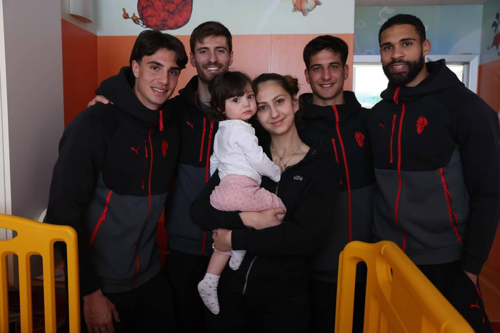 AC米兰球迷爱心行动：探访医院病房为患儿送上温