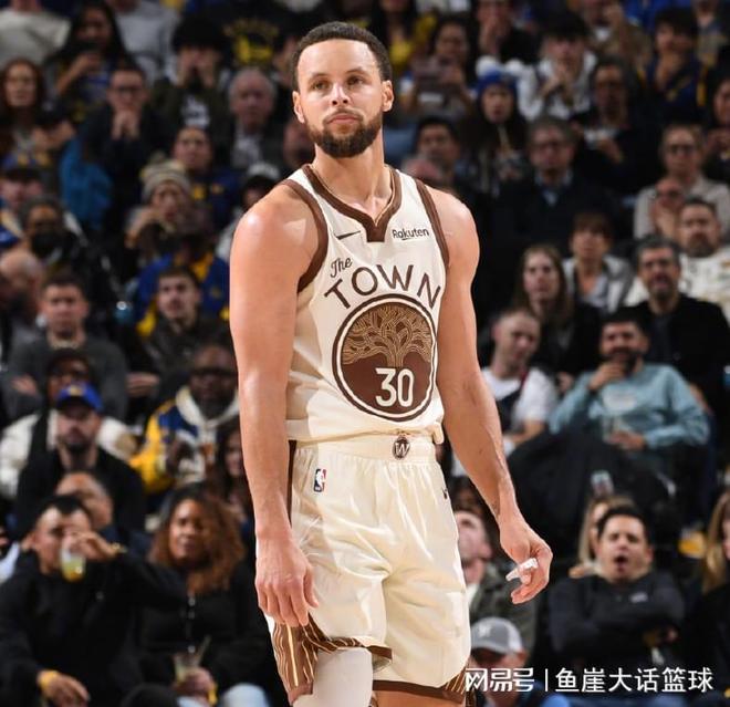 勇士逆转国王，库里复出关键三分助阵