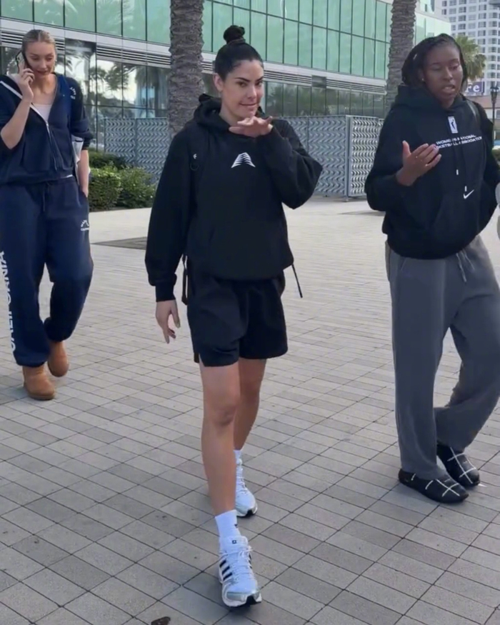 WNBA球星凯尔西-普拉姆正式告别UA品牌