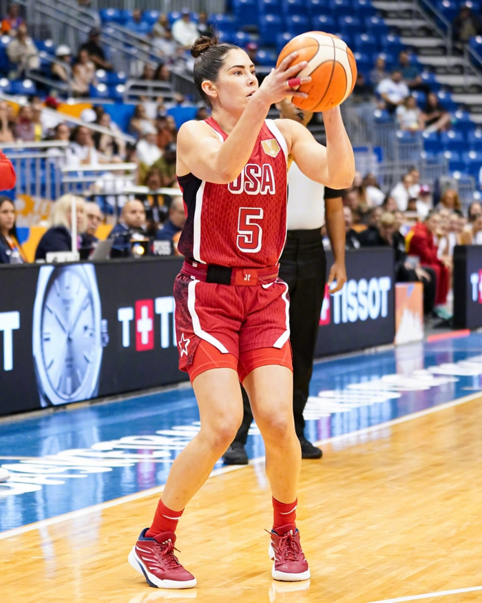 WNBA球星凯尔西-普拉姆正式告别UA品牌